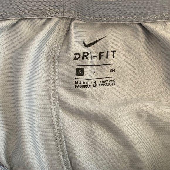 NIKE Gray Dri-Fit boy’s shorts with drawstring - Picture 3 of 12